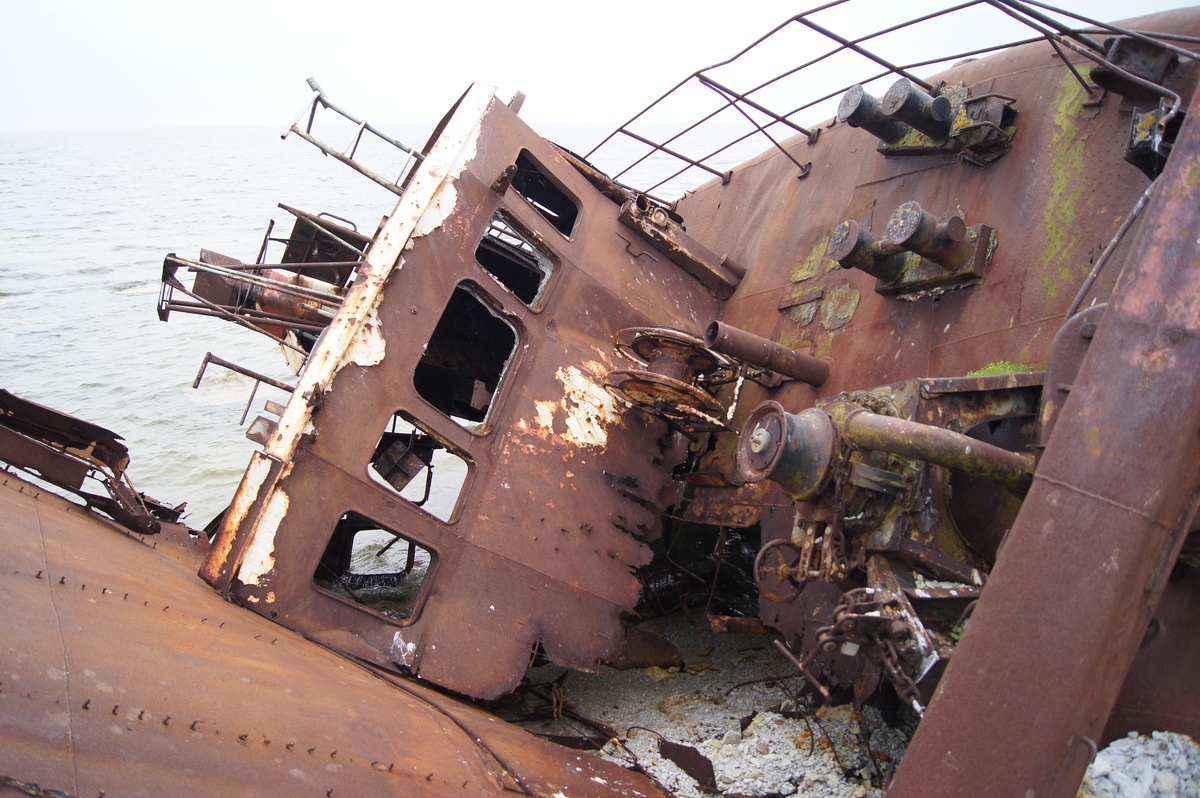  Ржавый корабль на острове Осмуссаар.