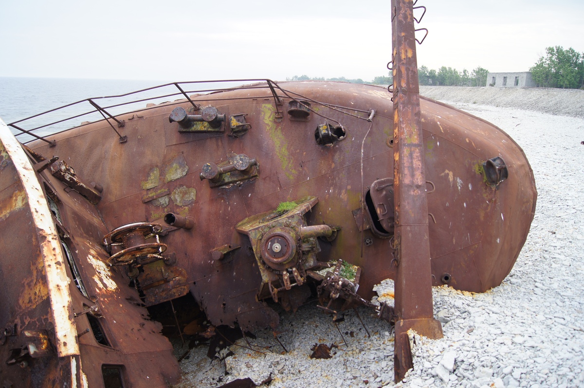  Ржавый корабль на острове Осмуссаар.