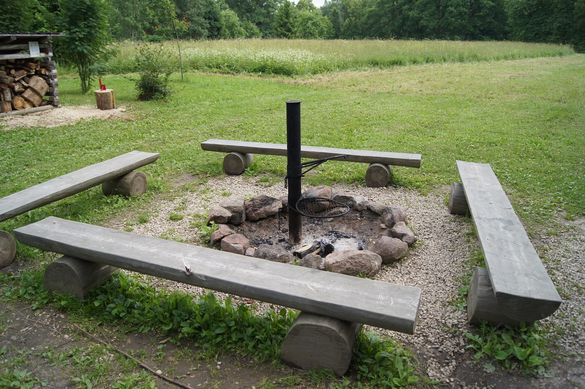 Скамейки и кострище. Meiekose saarte laagriplats.