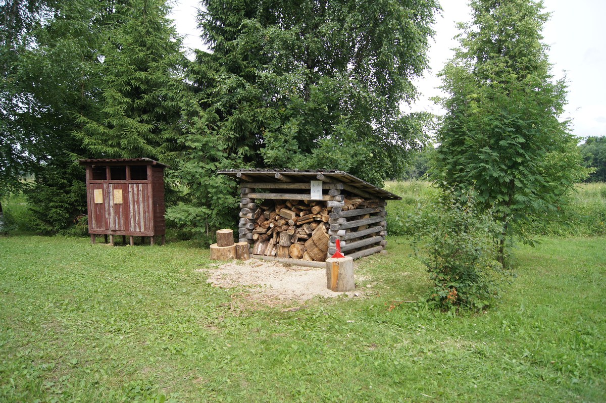 Дрова и мусорка. Meiekose saarte laagriplats.