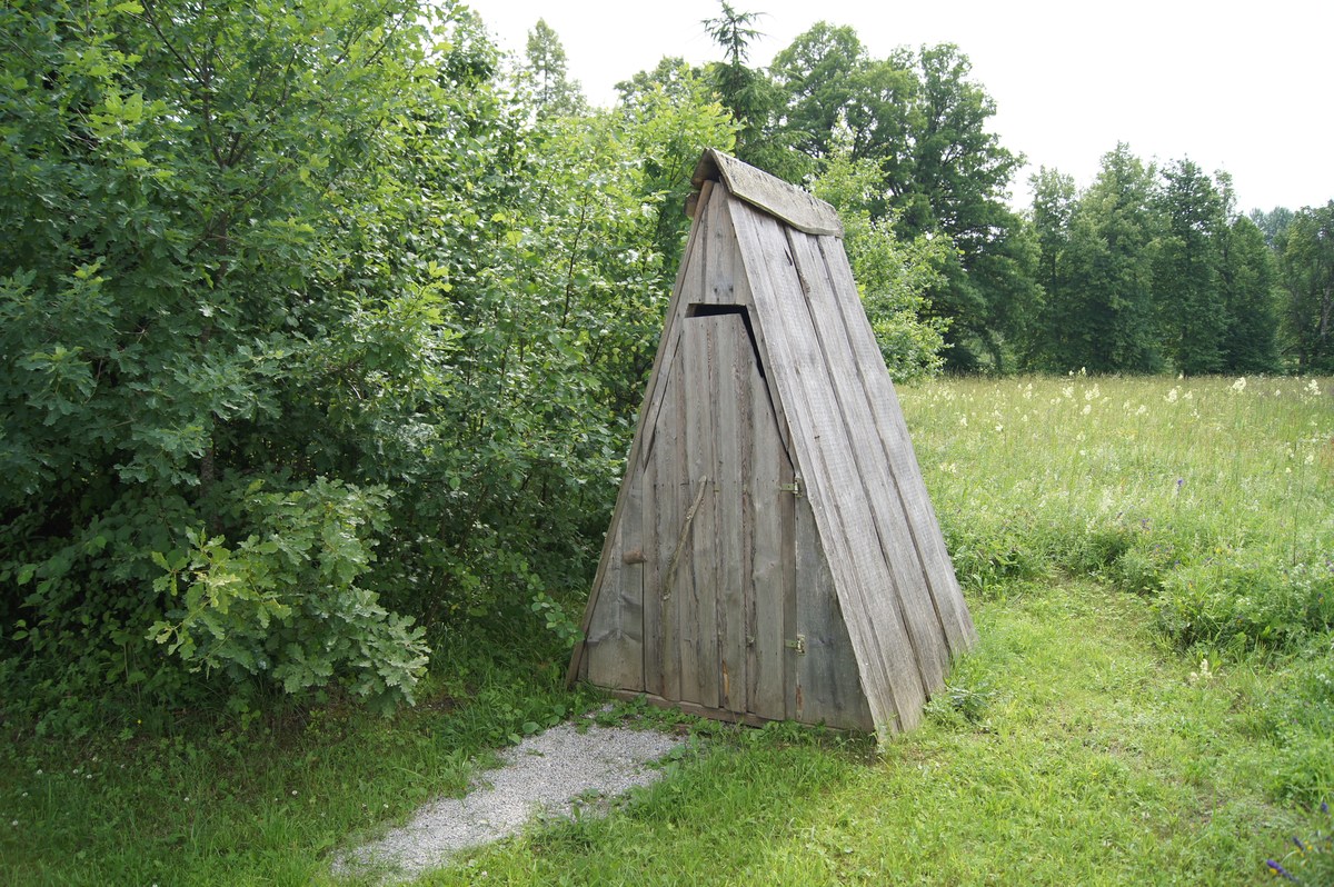 Туалет типа 'сортир'. Meiekose saarte laagriplats.