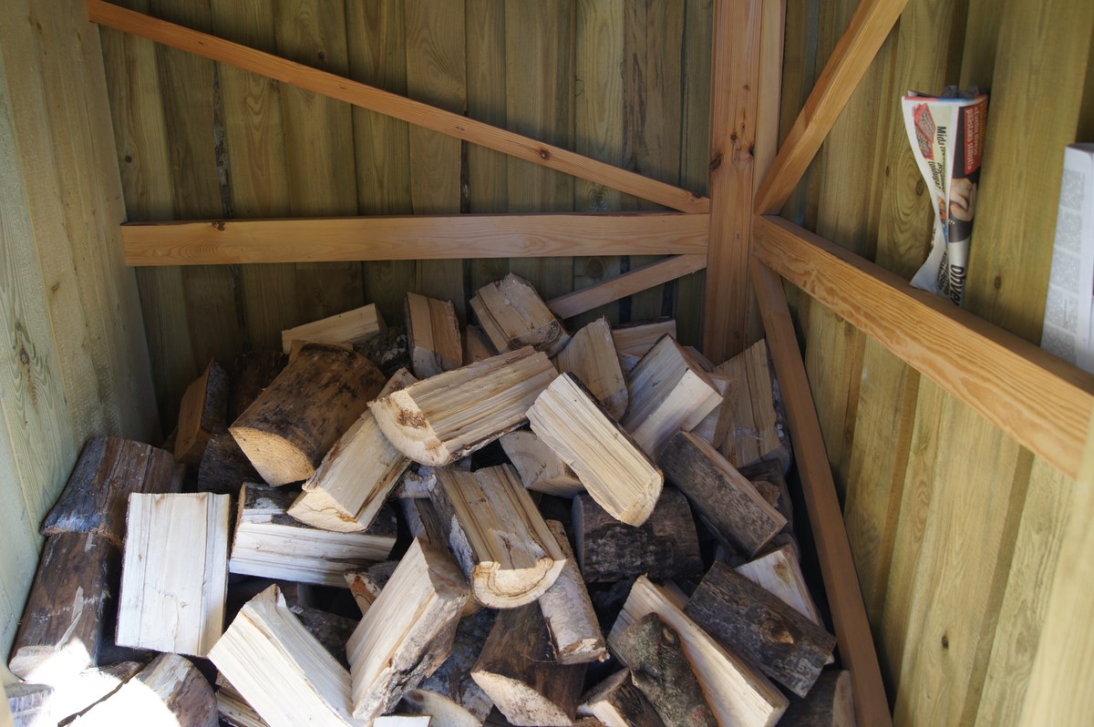 Поленница с дровами. Место для костра Пертлиметса. Pertlimetsa lõkkekoht.