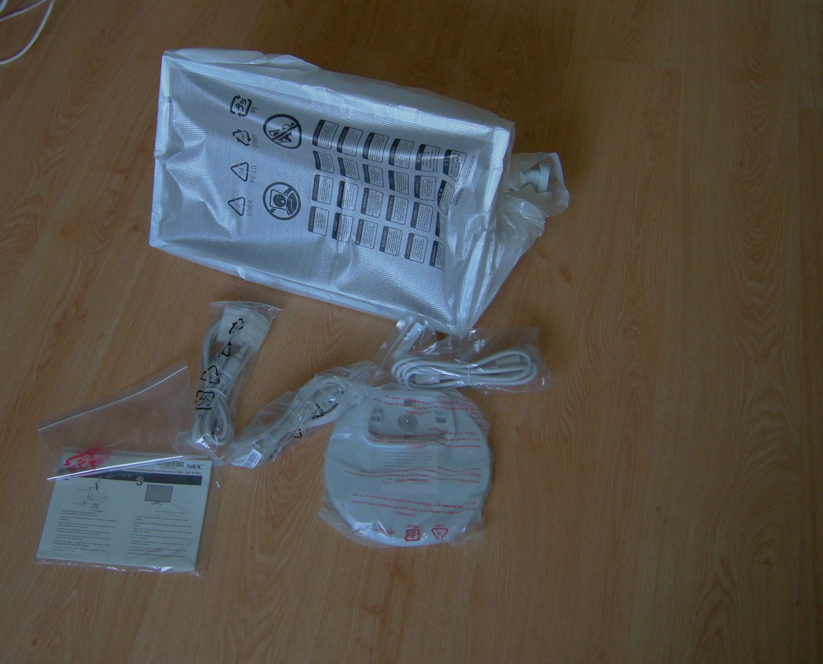 В комплекте всякие мелочи.  Монитор NEC MultiSync E224wi.