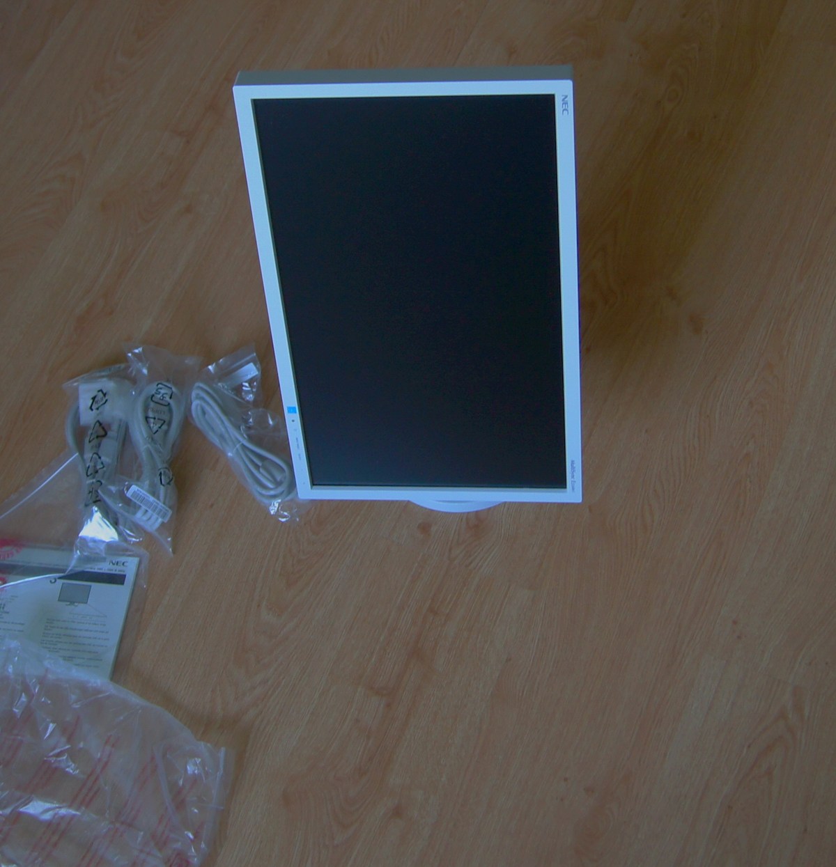  Монитор NEC MultiSync E224wi.