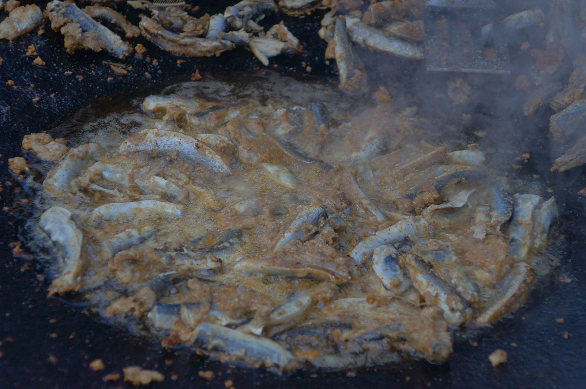Fish fried in oil for a snack.  Pärnu Grillfest.