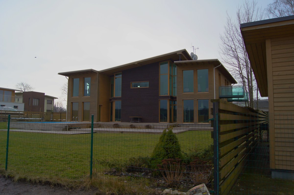  Дома возле променада.