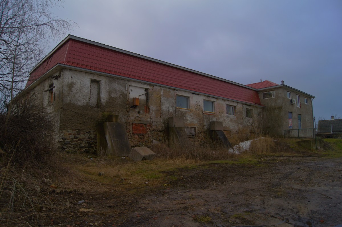 Чтото очень старое. Дома возле променада.