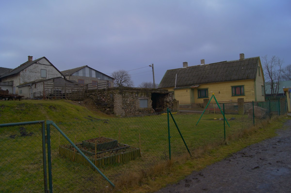 Чтото очень старое. Дома возле променада.