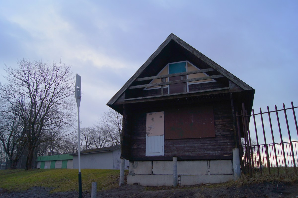  Дома возле променада.