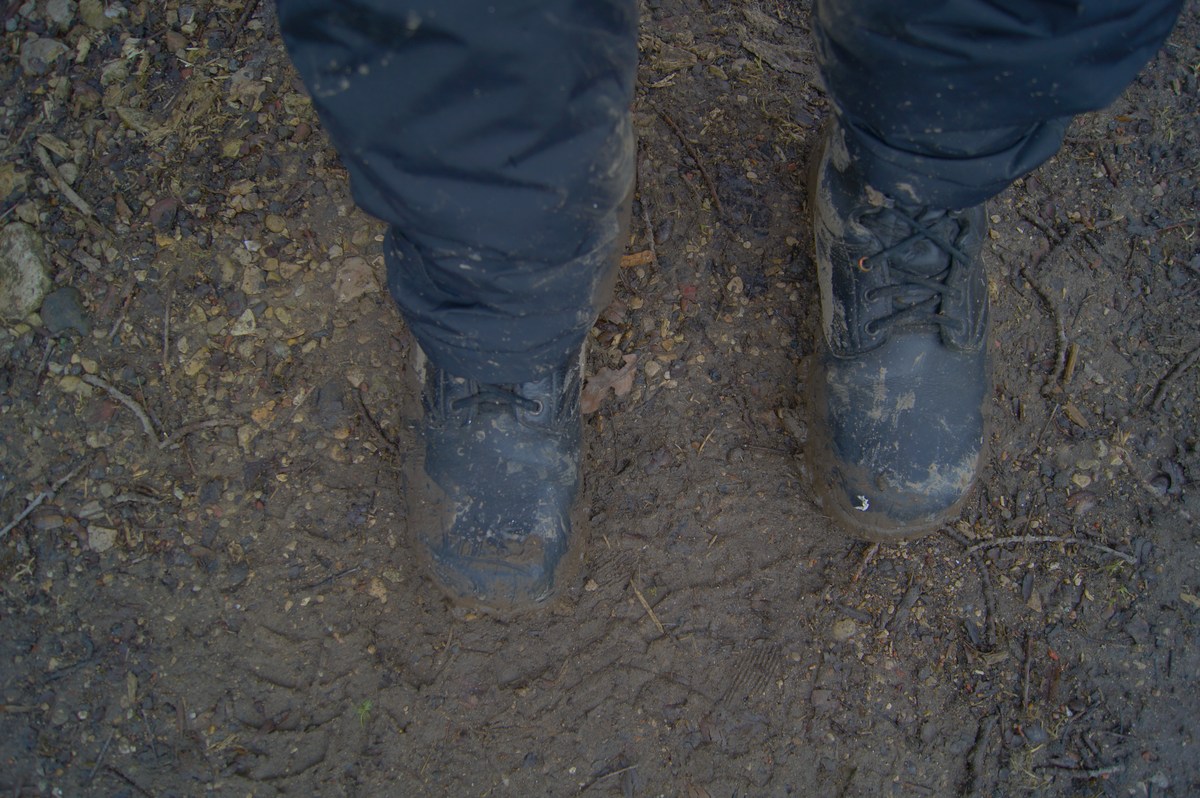 Так выглядят штаны и ботинки на глиняном месиве.  Пикник в Соомаа. Meiekose saarte laagriplats.