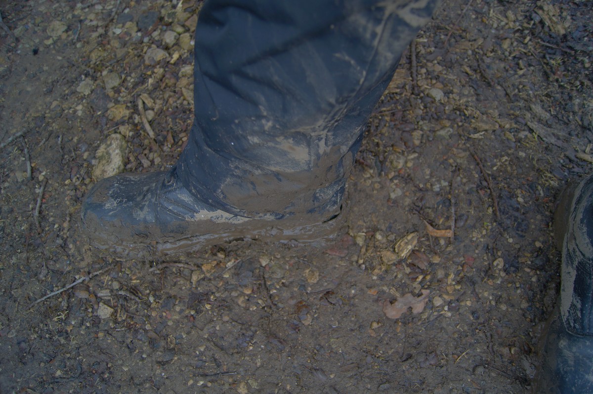 Так выглядят штаны и ботинки на глиняном месиве.  Пикник в Соомаа. Meiekose saarte laagriplats.