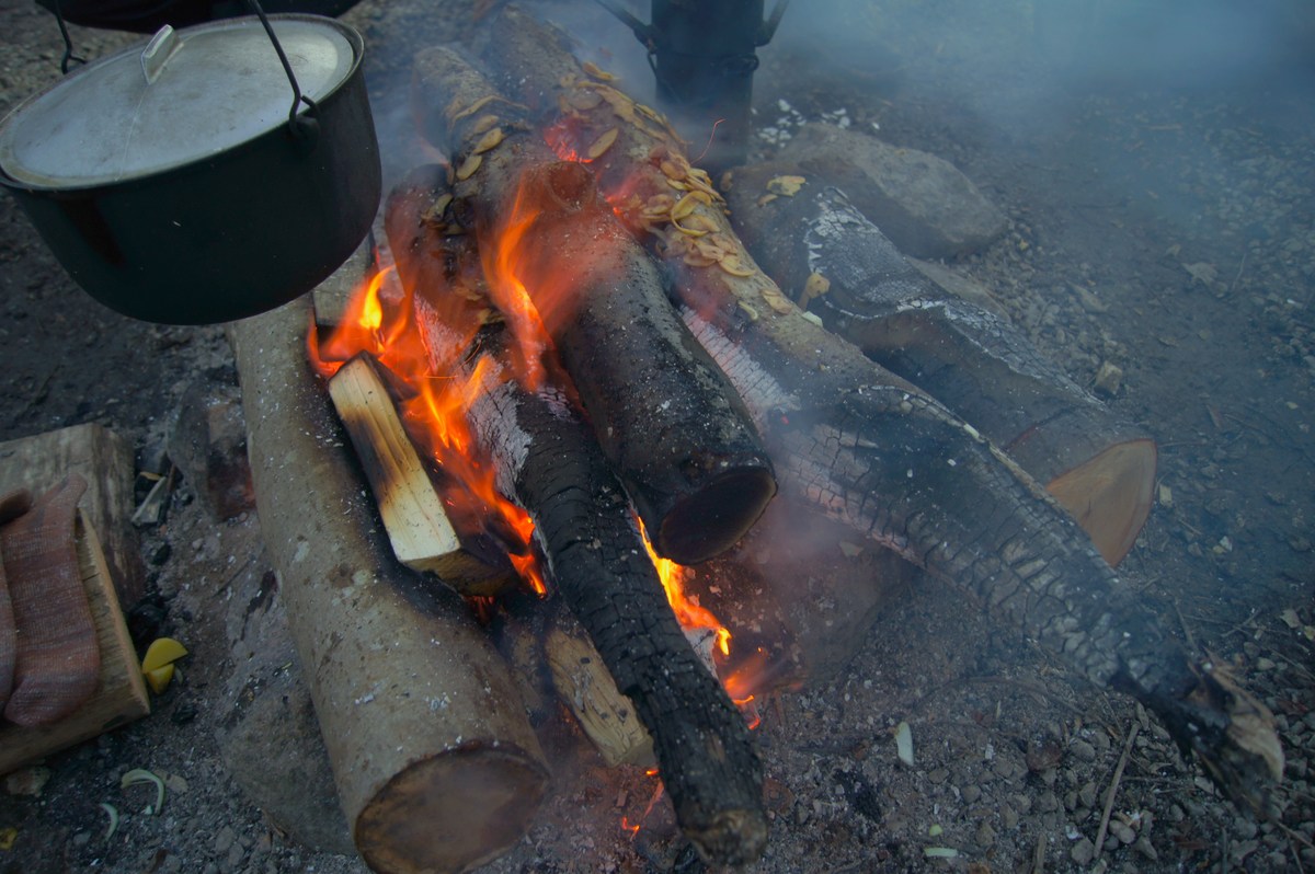Казан на огне.  Пикник в Соомаа. Meiekose saarte laagriplats.