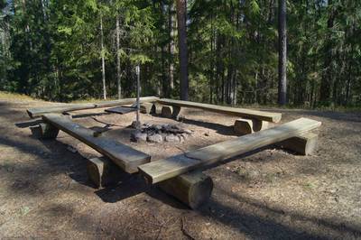 Место для костра Kabelimäe.  Kabelimäe lõkkekoht.