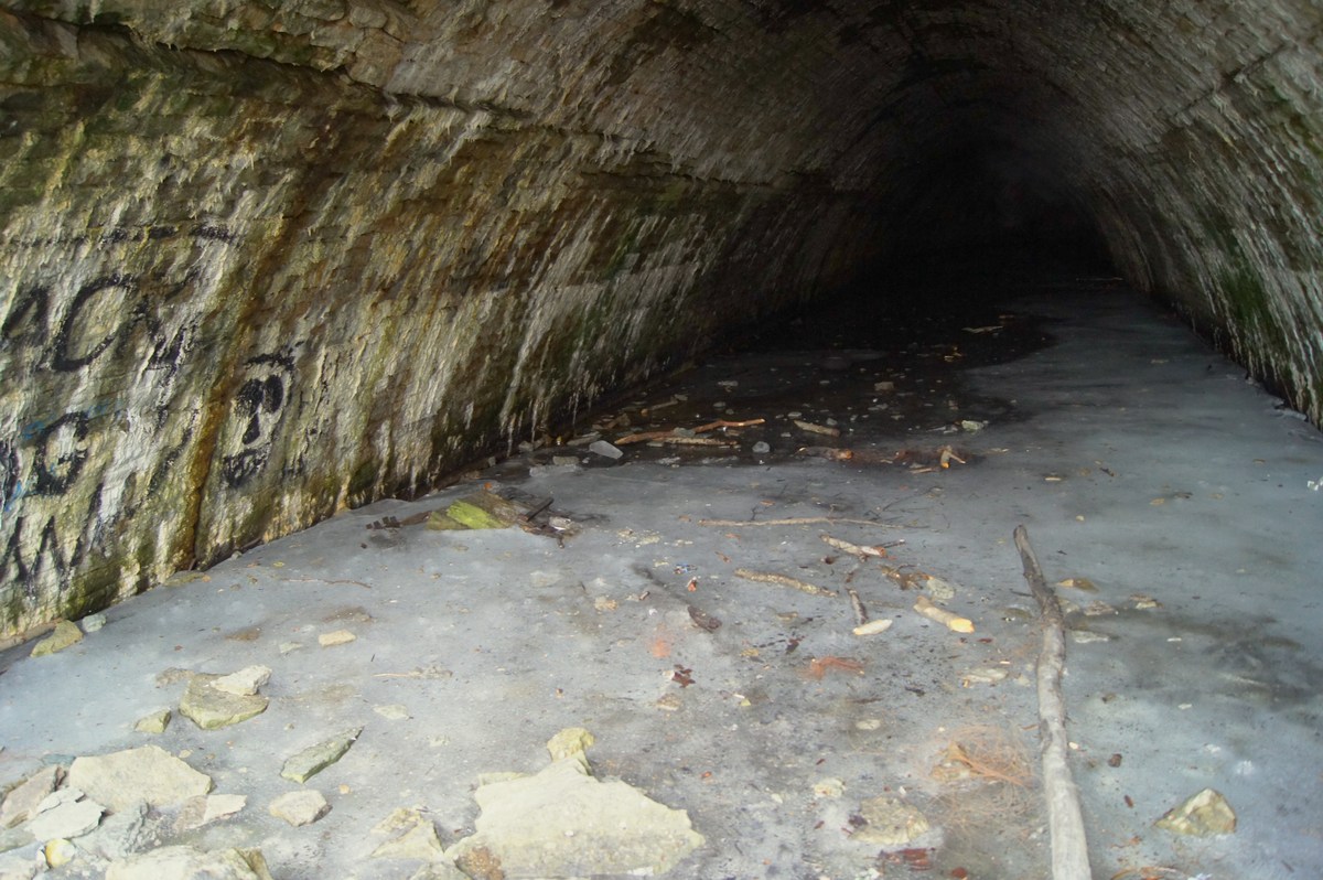  Тоннельные погреба в Астангу.