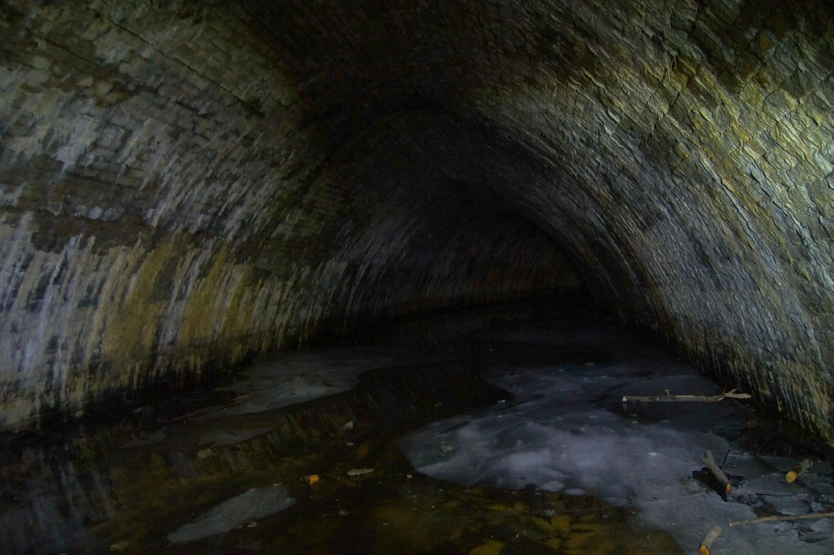  Тоннельные погреба в Астангу.