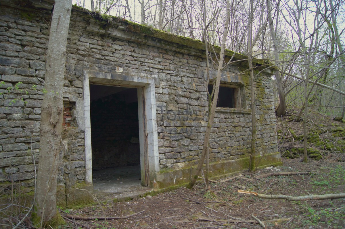 Одинокий домик. Тоннельные погреба в Астангу.