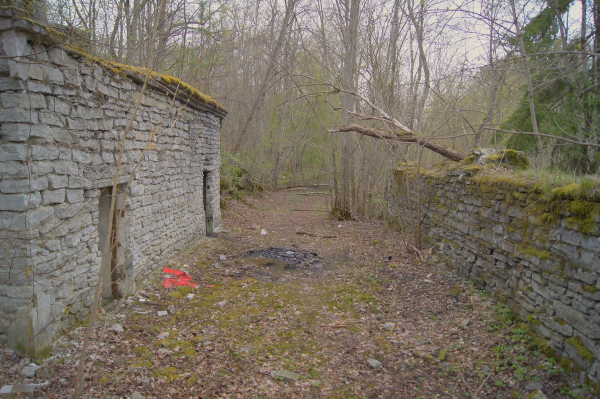 Одинокий домик. Тоннельные погреба в Астангу.
