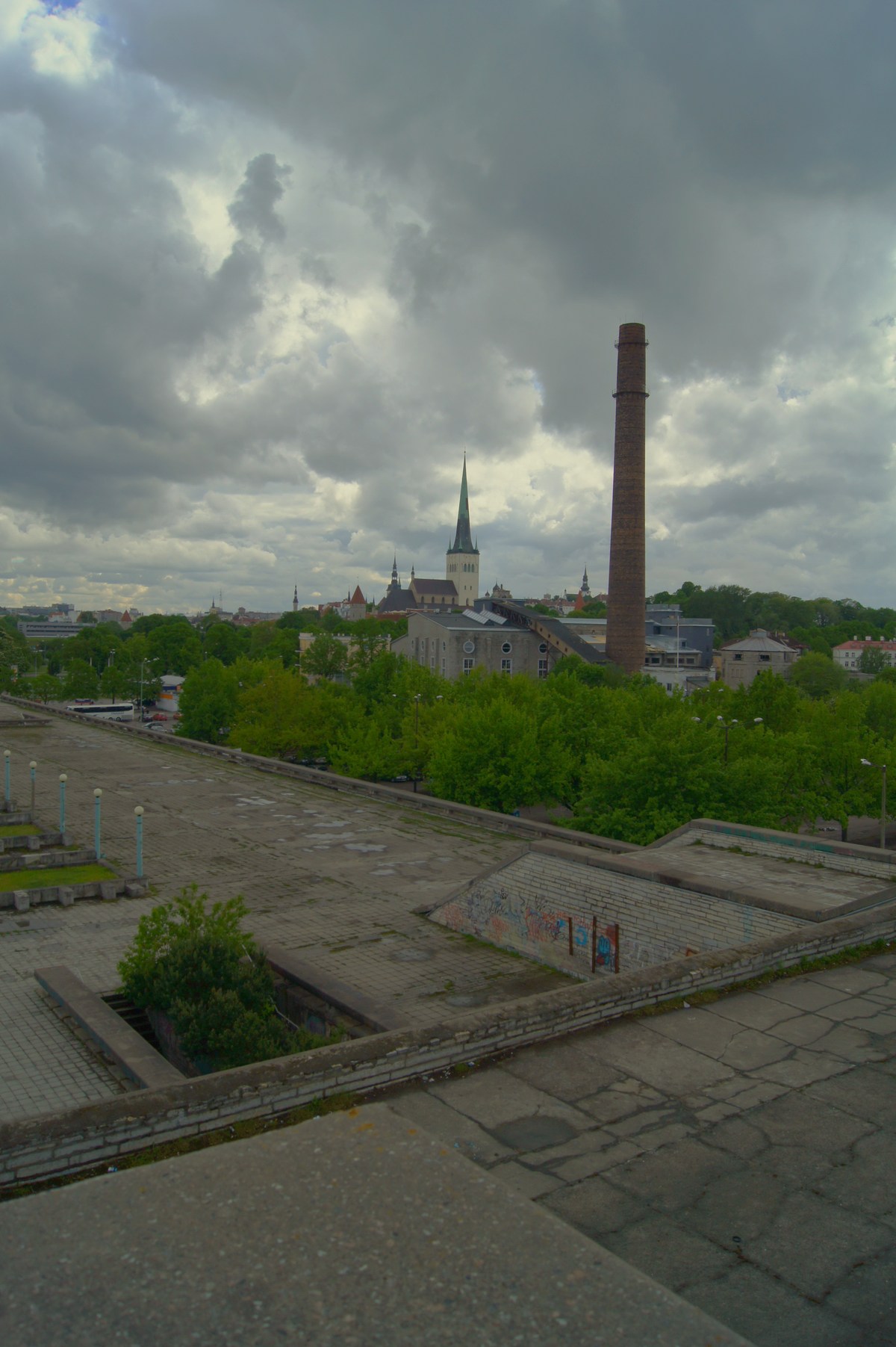  Таллинн, хмурое небо над горхоллом.