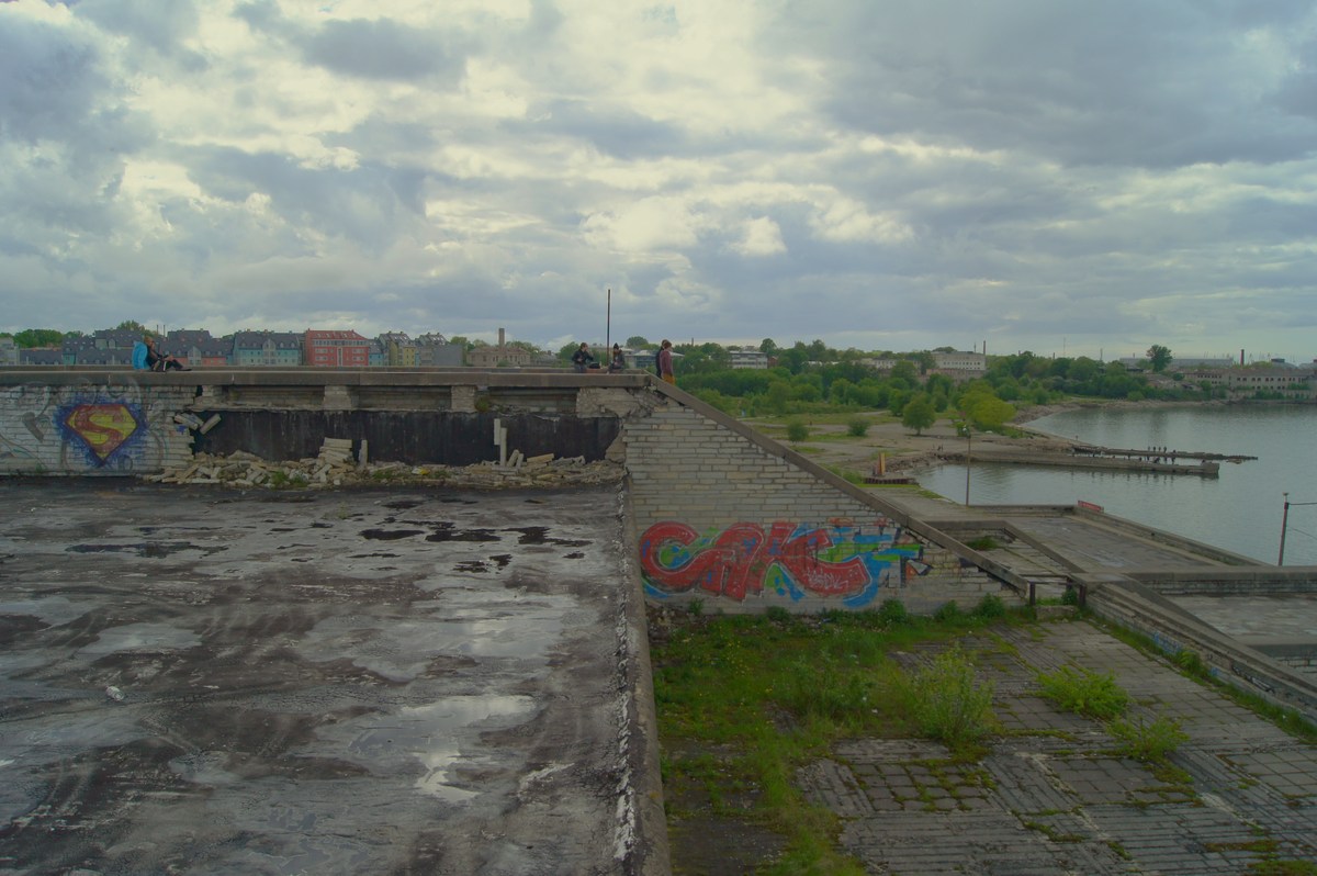 Горхолл осыпается. Таллинн, хмурое небо над горхоллом.