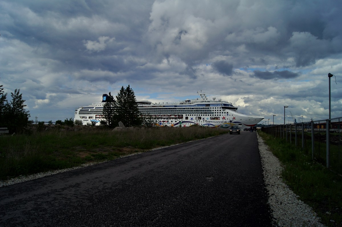  Таллинн, Norwegian star под хмурым небом.