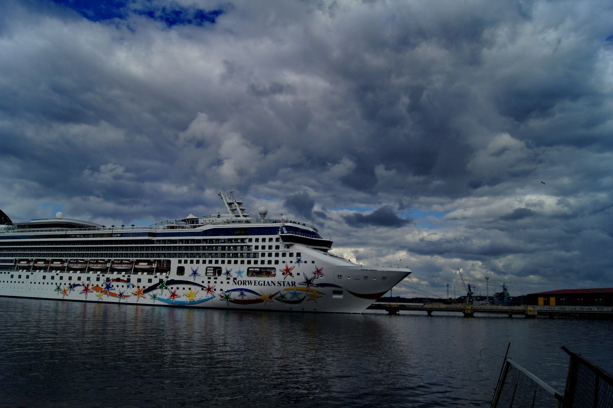  Таллинн, Norwegian star под хмурым небом.