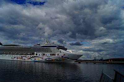 Таллинн, Norwegian star под хмурым небом