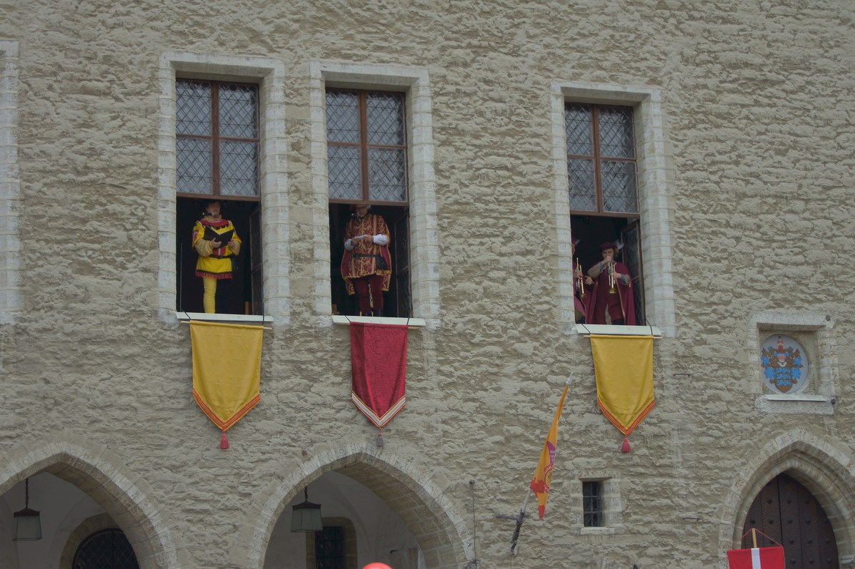 Авторитеты говорят из окон ратуши. Рыцари на днях старого города.