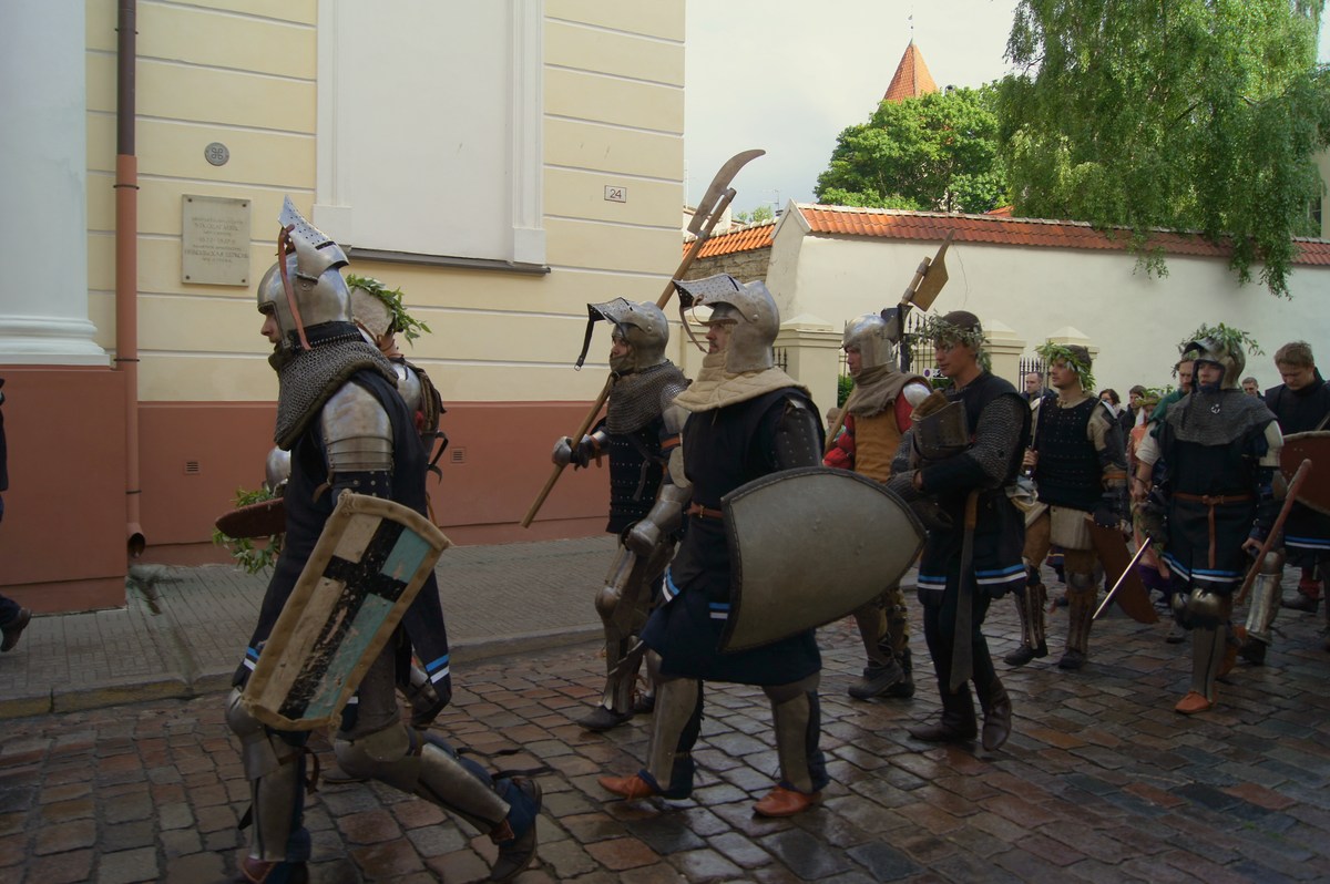  Рыцари на днях старого города.