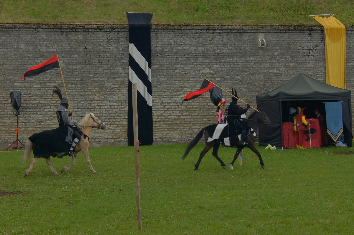  Рыцари на днях старого города.