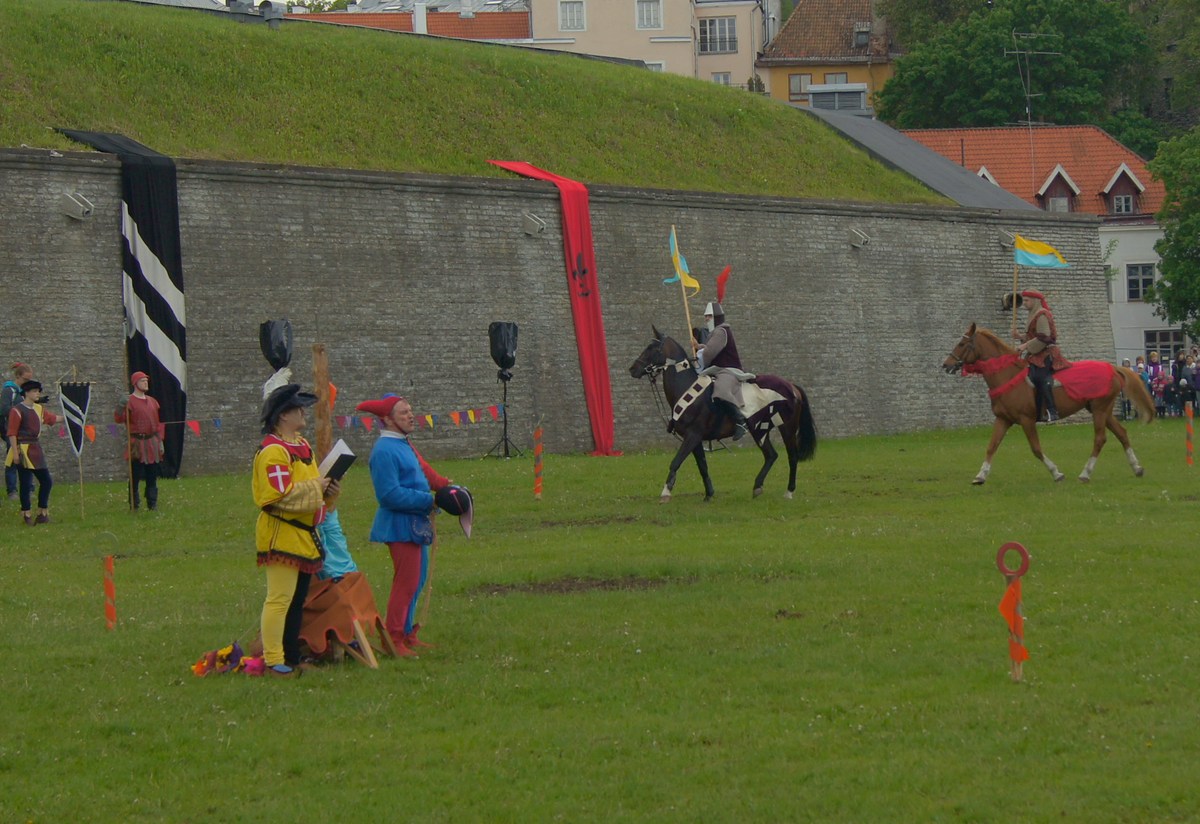  Рыцари на днях старого города.