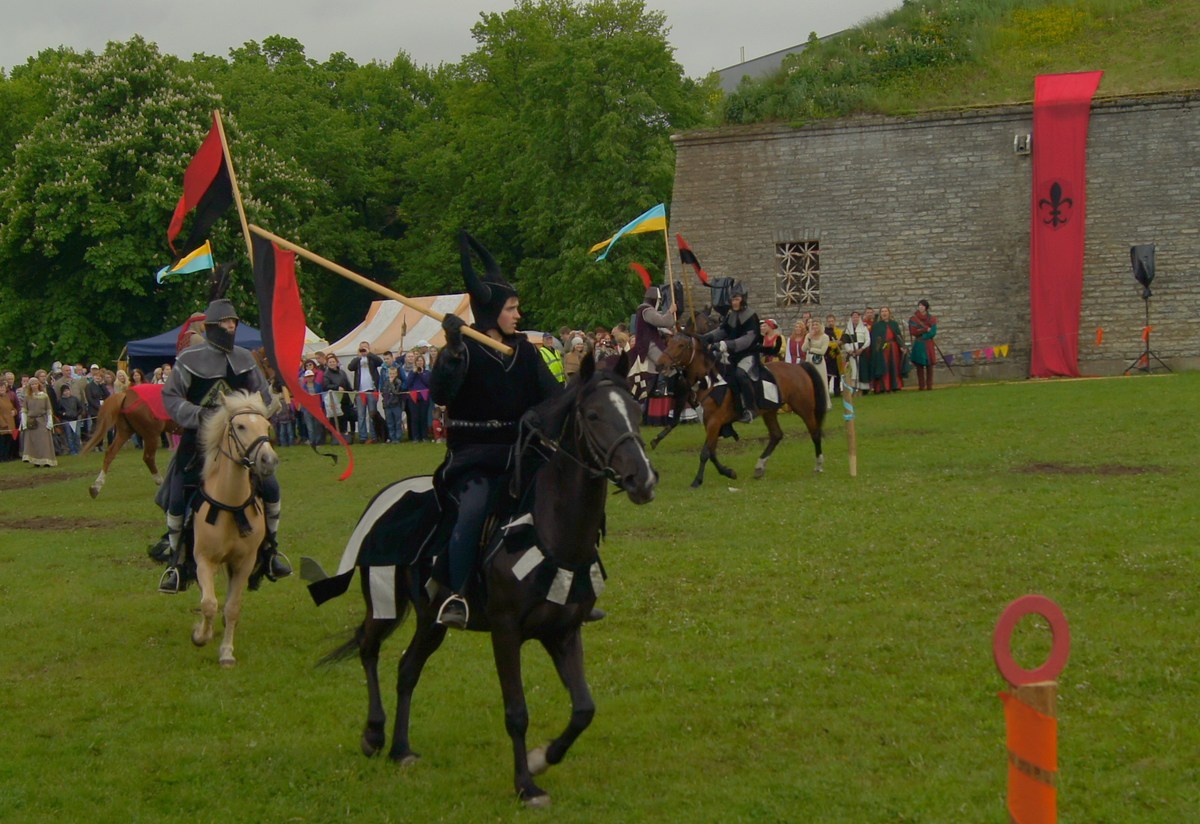  Рыцари на днях старого города.