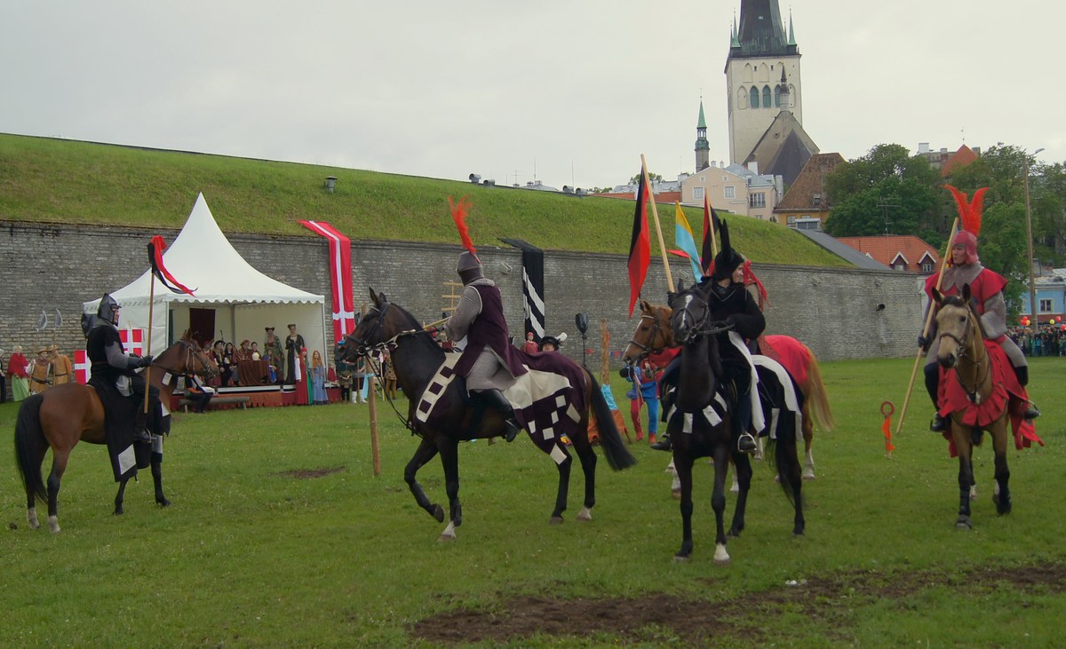  Рыцари на днях старого города.