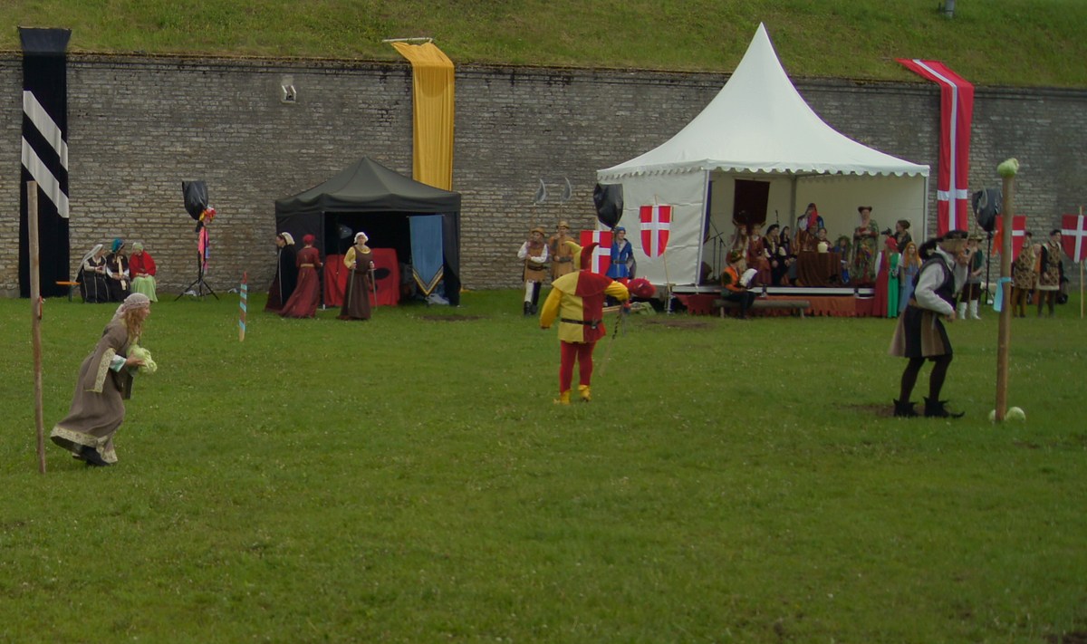 Разносят капусту. Рыцари на днях старого города.