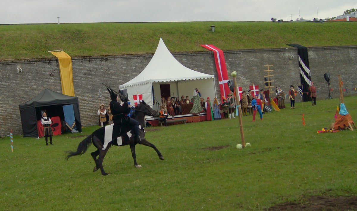  Рыцари на днях старого города.