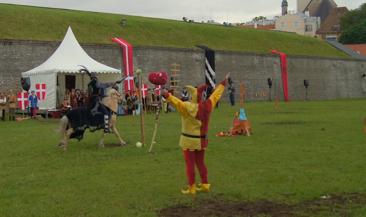  Рыцари на днях старого города.