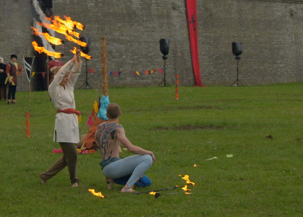  Рыцари на днях старого города.