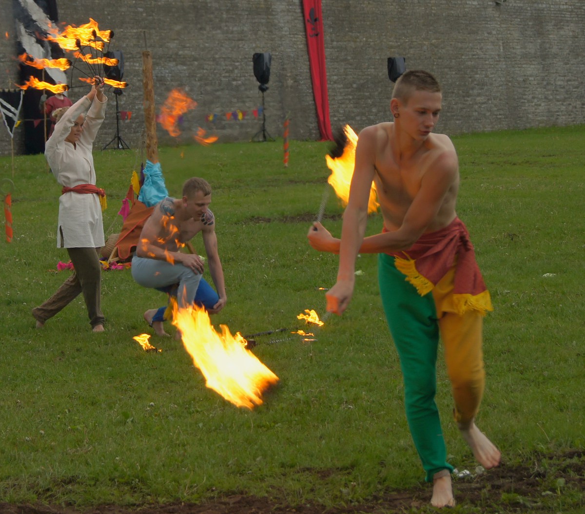  Рыцари на днях старого города.