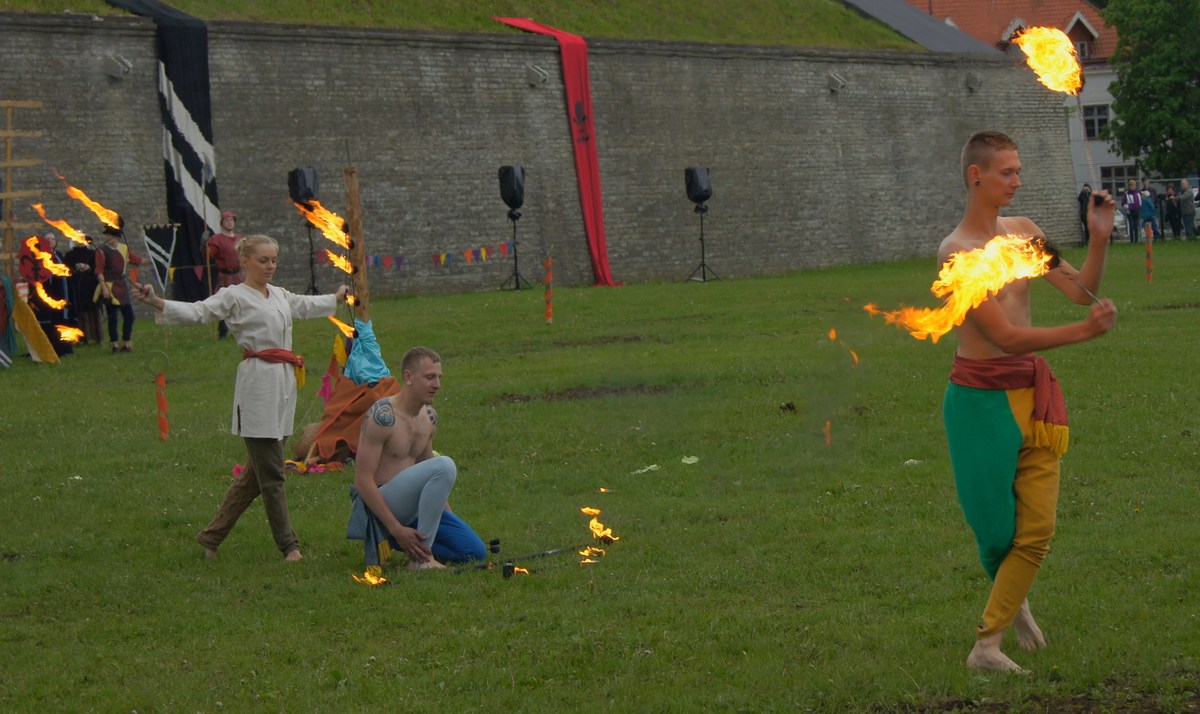  Рыцари на днях старого города.