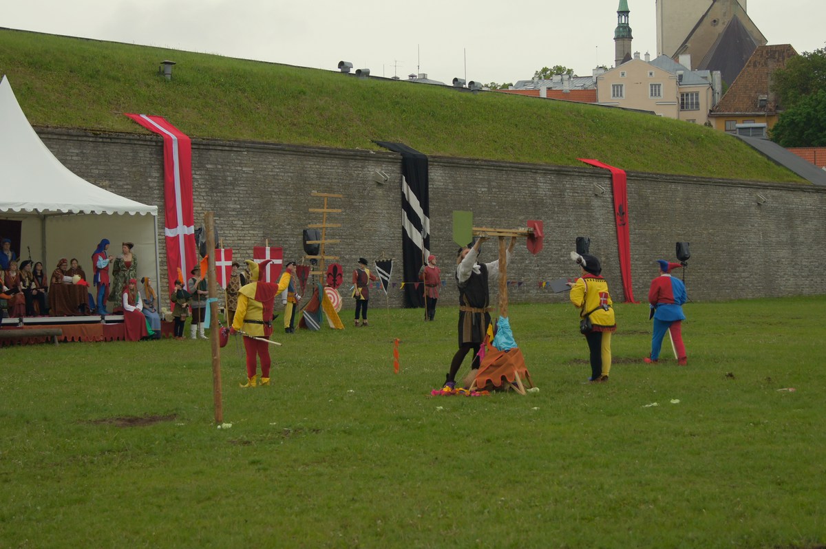  Рыцари на днях старого города.