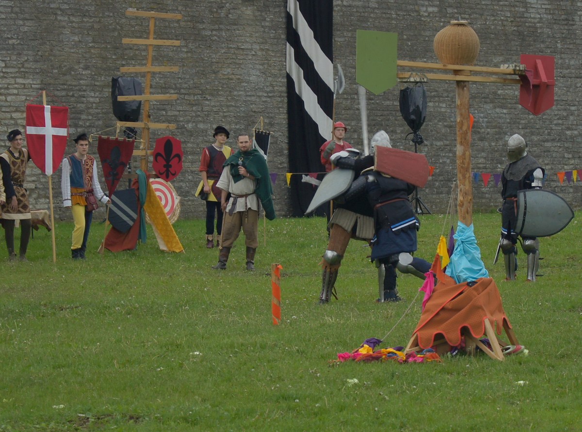 Пешеходная зарубка. Рыцари на днях старого города.