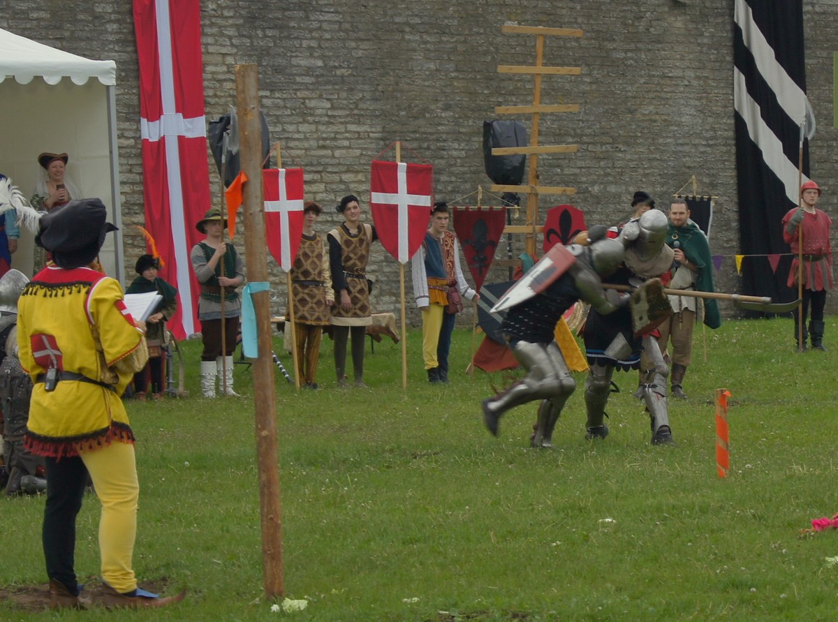 Пешеходная зарубка. Рыцари на днях старого города.