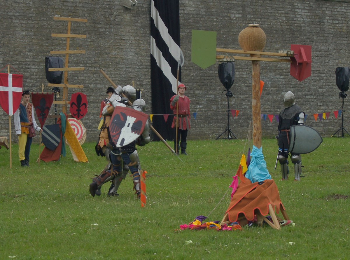 Пешеходная зарубка. Рыцари на днях старого города.