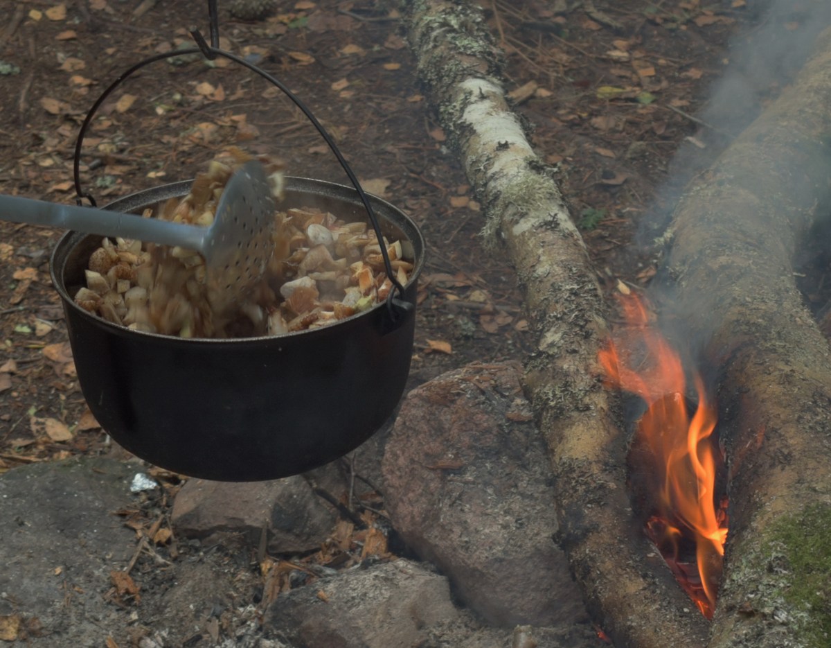 Обед из грибов.  Закрытие сезона, костровое место лесных братьев (metsavenna lõkkekoht).