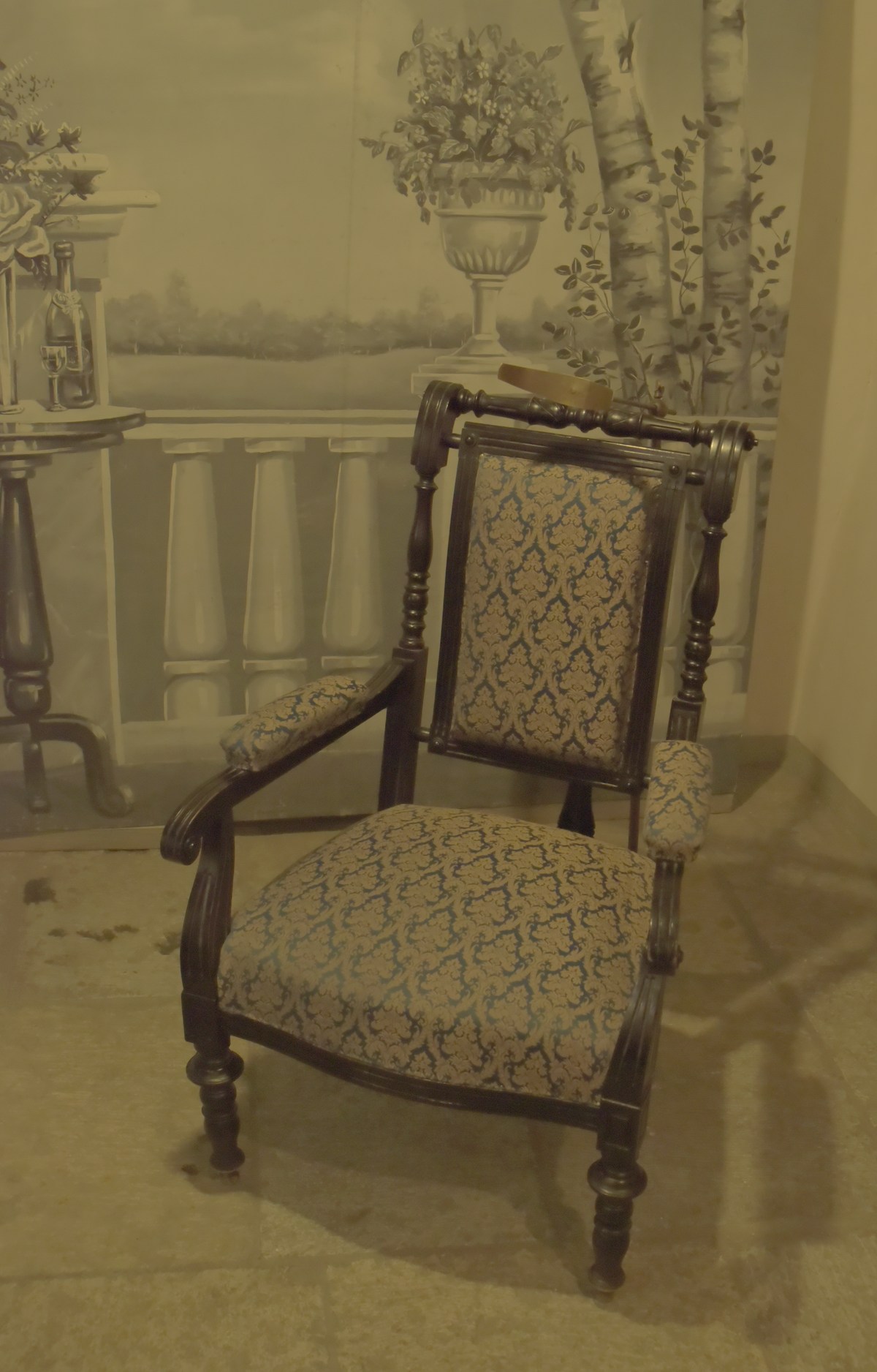 Стул для фотографирования. Музей фотографии, Таллинн.