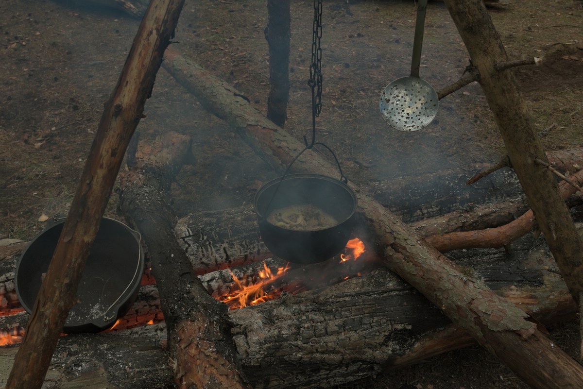 Казанок готовит нам еду. Закрытие летнего сезона 2016, пляж.