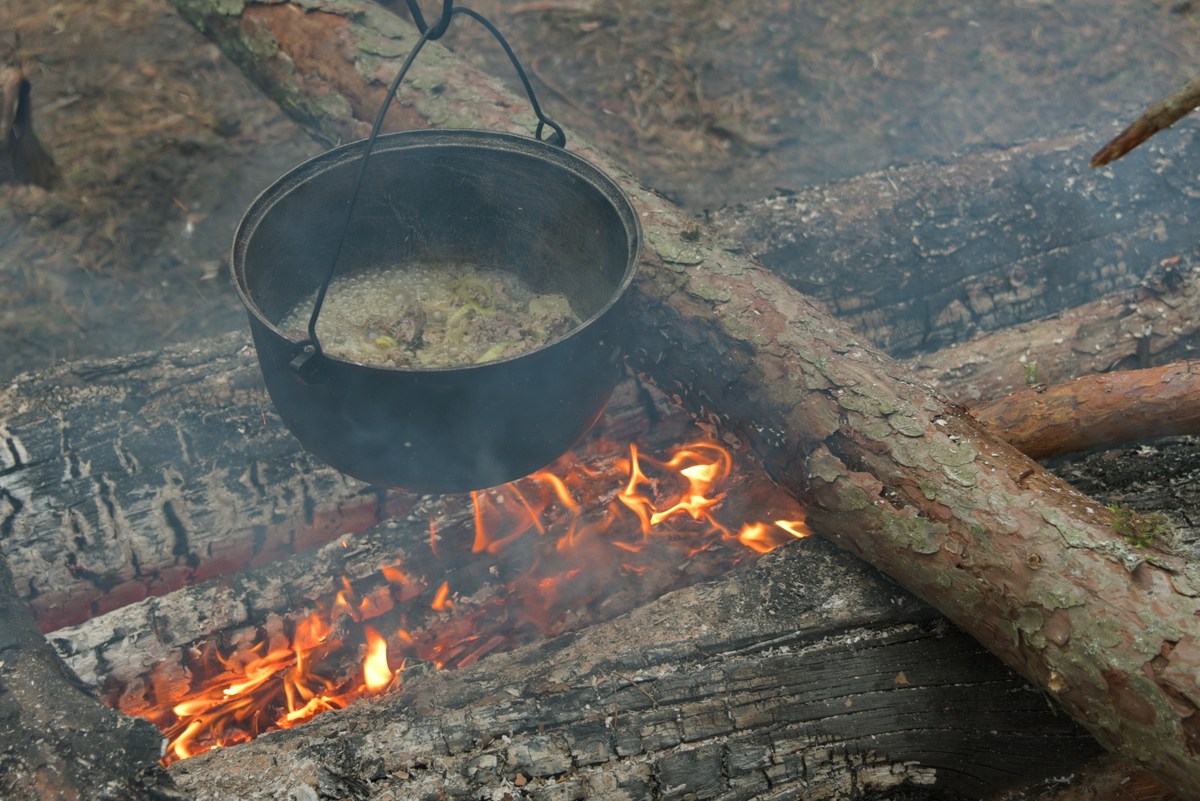 Казанок готовит нам еду. Закрытие летнего сезона 2016, пляж.
