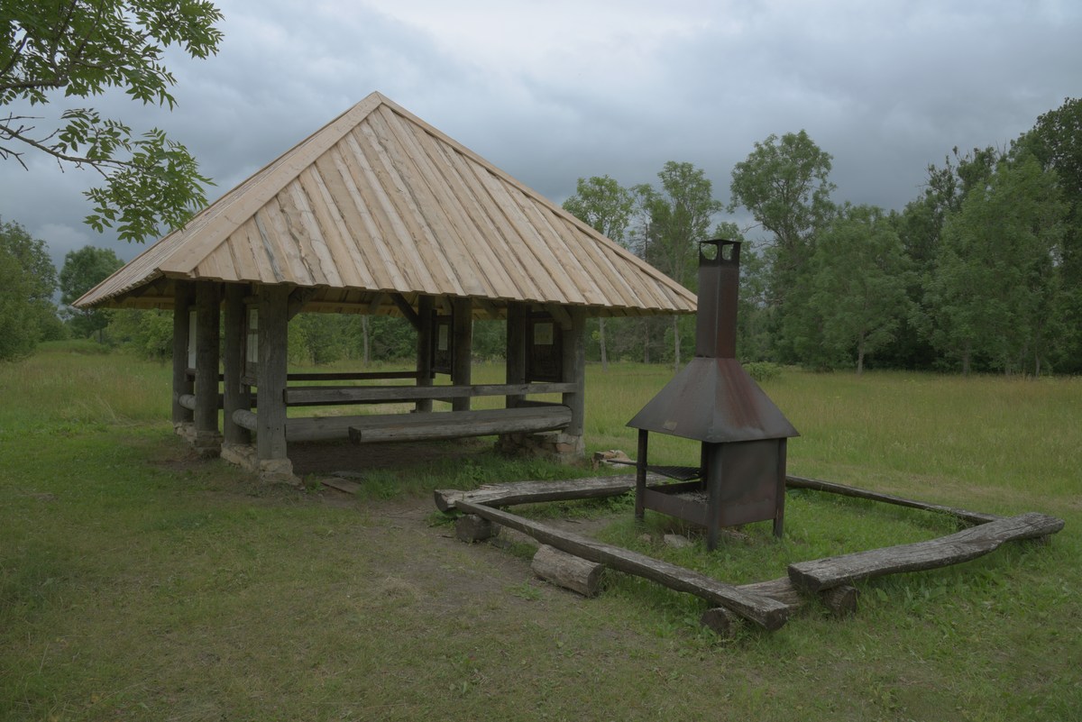 Столик и скамейки под навесом. Пикниковое место Soontagana.