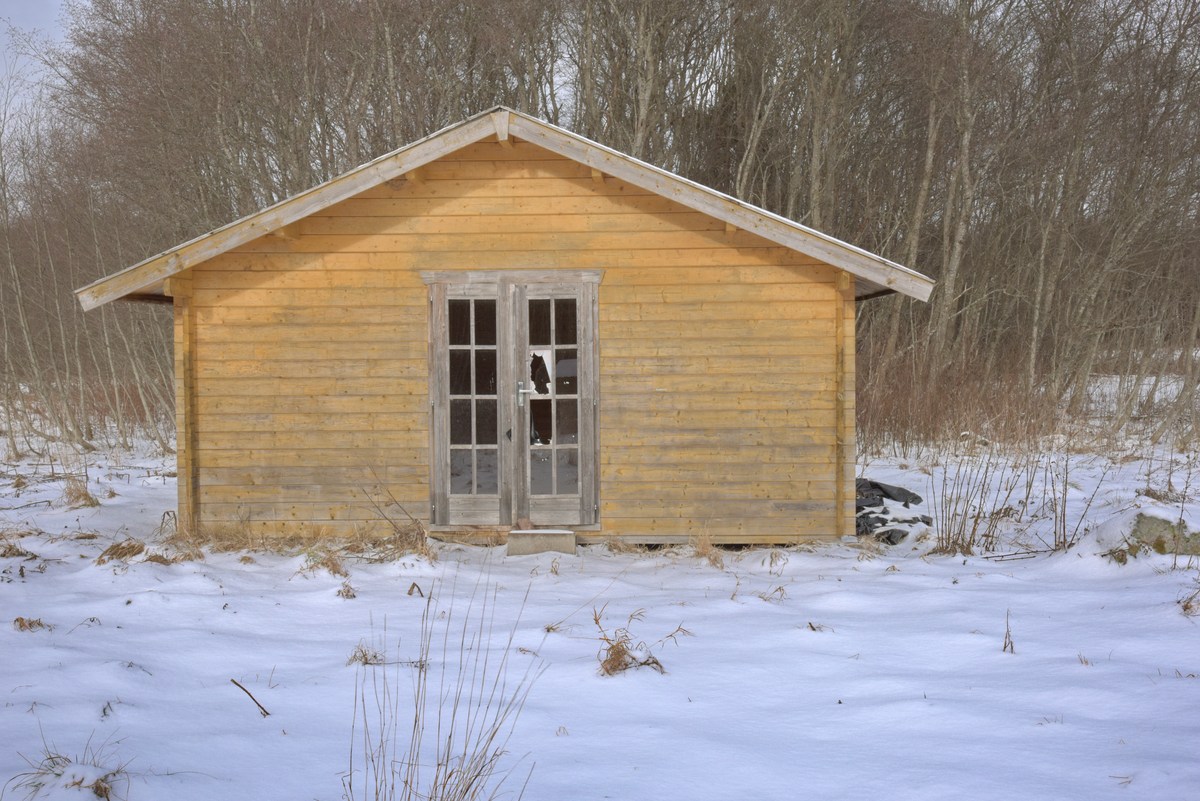 домик. Пикниковое место саарте раба (Saarte raba lõkkekoht).