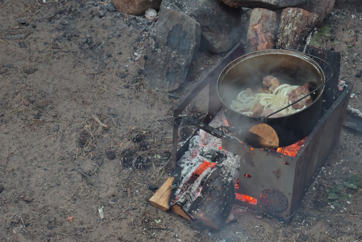 Начался пикник с плова. Пикник под Палдиски 2017.