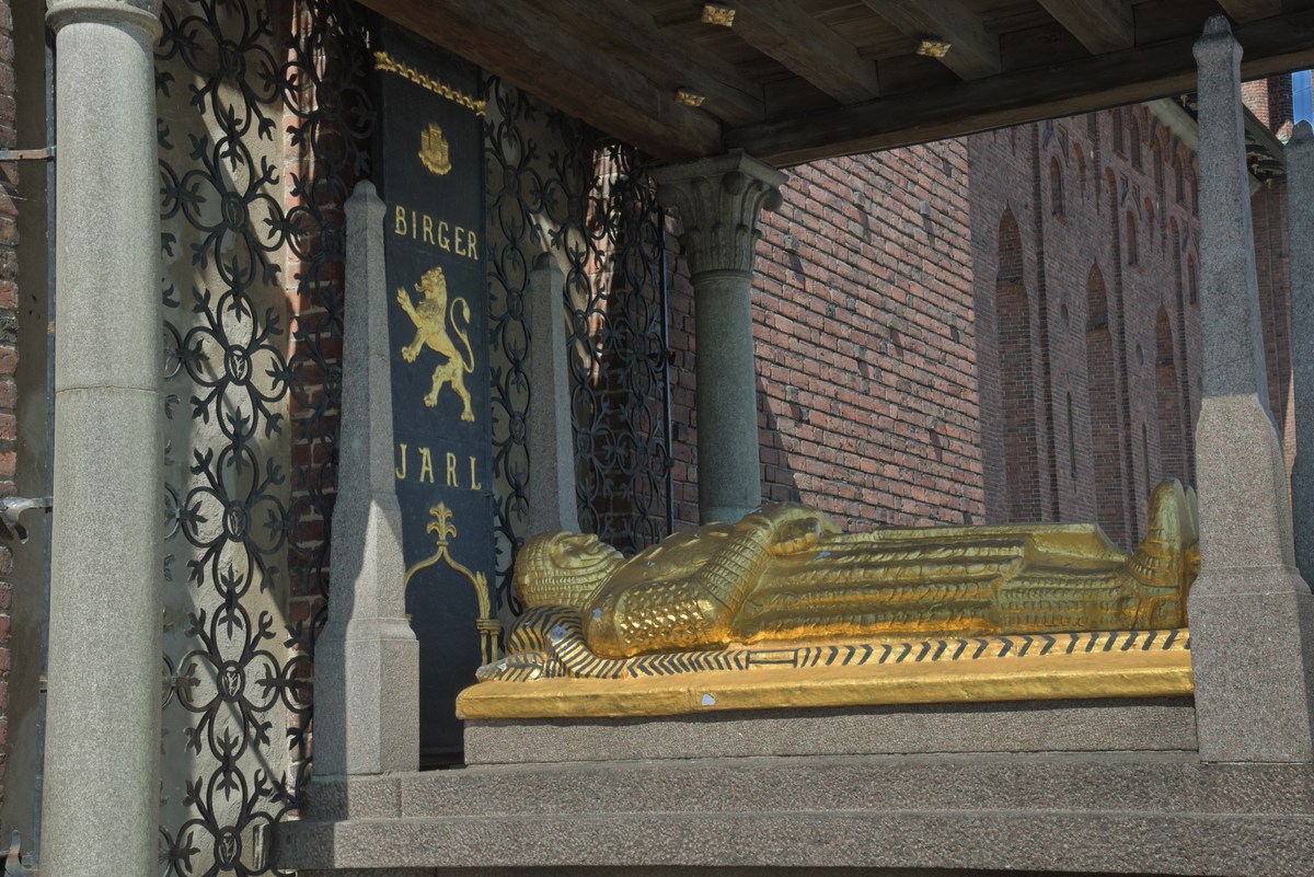 Могилка Ярль Би́ргер.  Cтокгольм, здание нобелевского комитета.